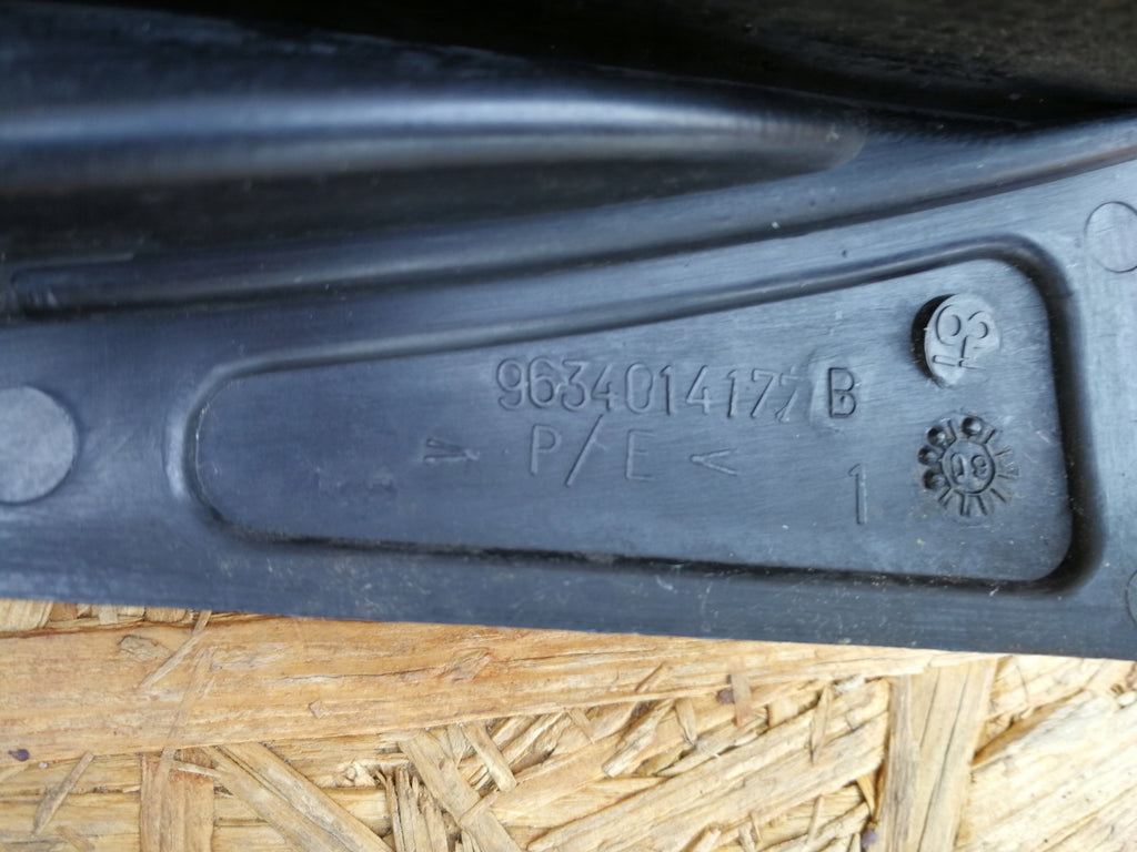PEUGEOT 307 01- ATRAPA KRATKA DOLNA GRILL ZDERZAKA PRZÓD 9634014177B