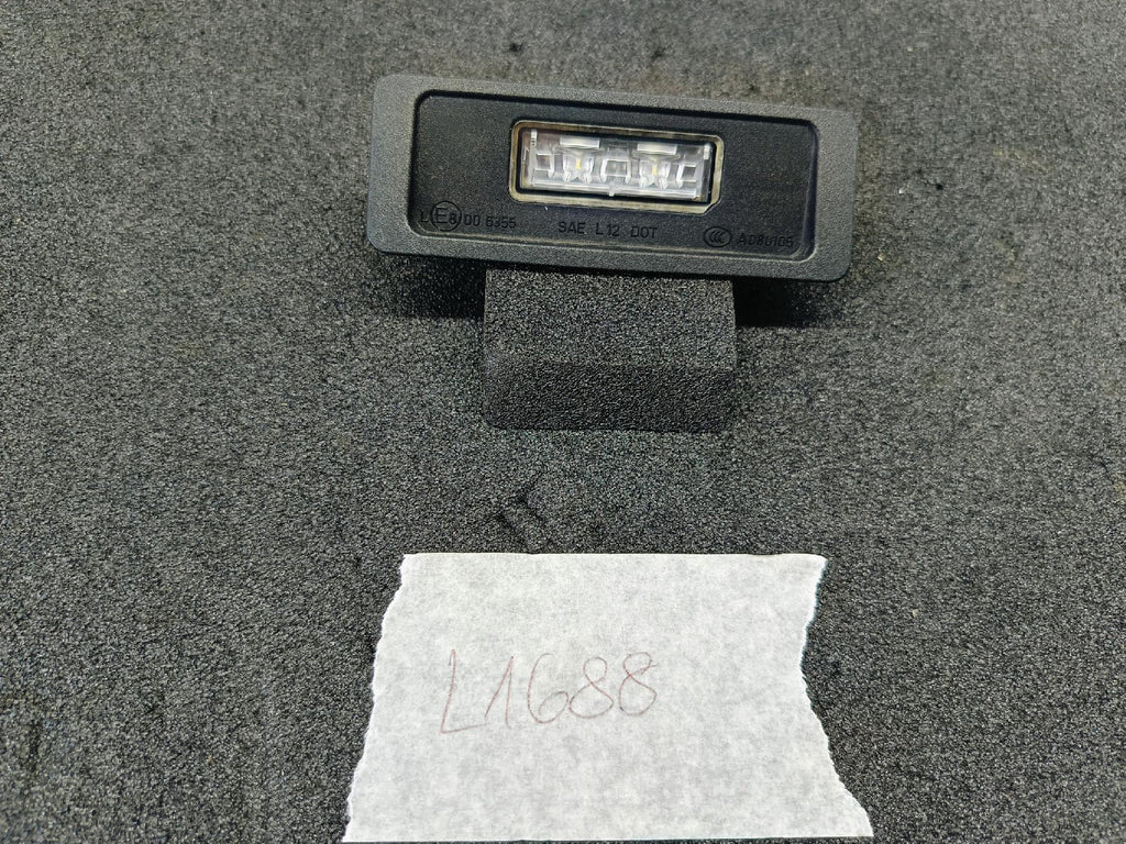 VOLVO V40 II 12- LAMPKA PODŚWIETLENIA TABLICY REJESTRACYJNEJ OE 31352526