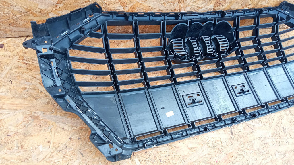 AUDI Q3 II 83A 18- ATRAPA KRATKA GRILL