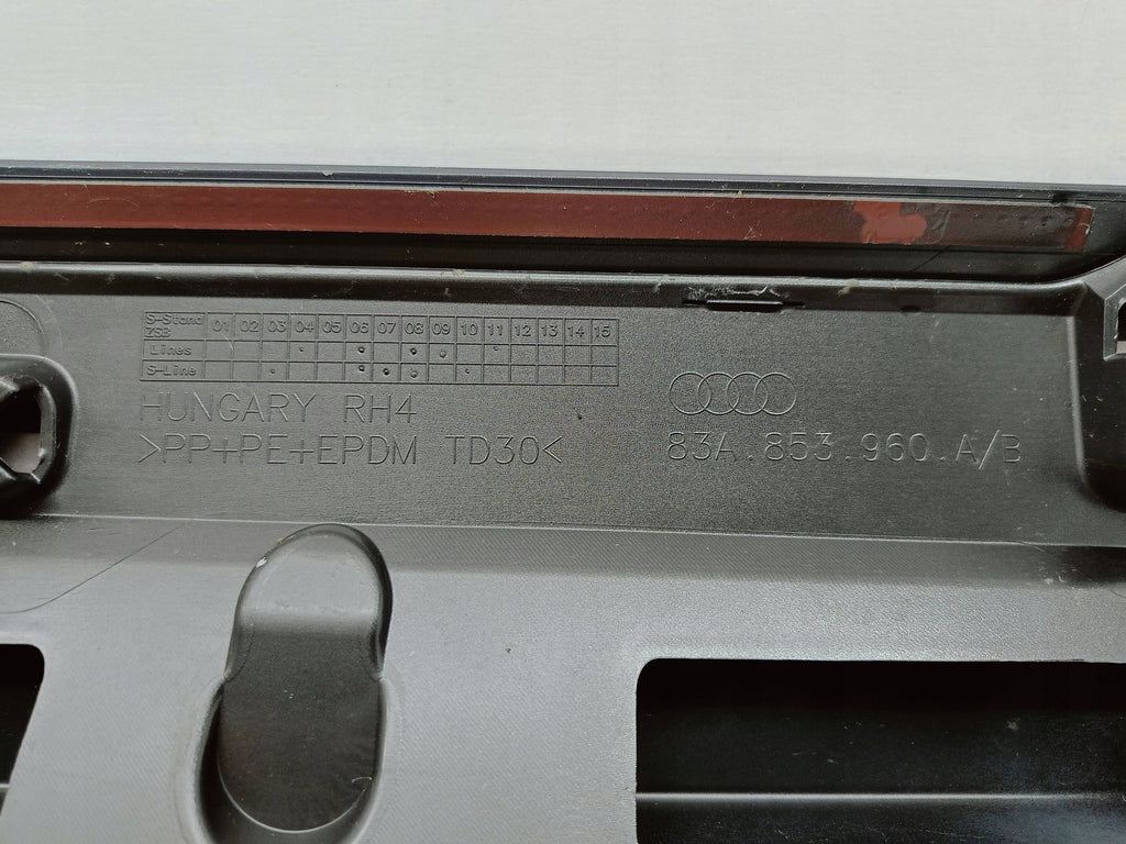 Audi Q3 II 18- TÜRZIERLEISTE VORNE RECHTS 83A853960