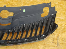 Laden Sie das Bild in den Galerie-Viewer, SKODA RAPID 12- KÜHLERGRILL GITTER STOSSSTANGE VORNE 5JA853668