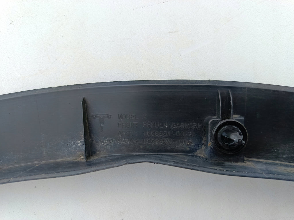 TESLA MODEL Y MY 20- NAKŁADKA LISTWA BŁOTNIKA LEWY PRZÓD 1658695-00-A