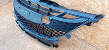 Laden Sie das Bild in den Galerie-Viewer, MAZDA 3 BL 09- ATRAPA KRATKA GRILL ZDERZAKA PRZEDNIEGO BCW8-501T1