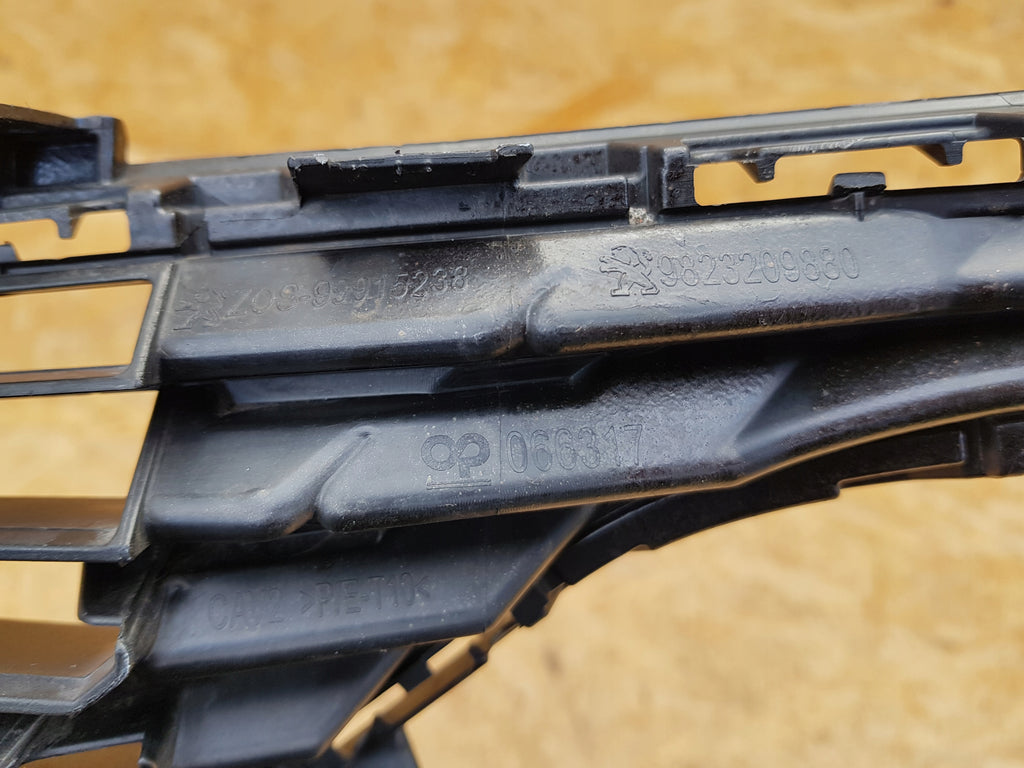 PEUGEOT 208 II 19- KRATKA ŚRODKOWA ATRAPA GRILL ZDERZAKA PRZÓD 9823209880