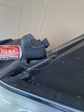 Laden Sie das Bild in den Galerie-Viewer, OPEL MERIVA B LAMPA PRAWA PRZÓD PRZEDNIA 13305776