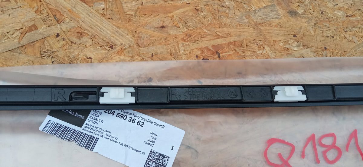 Mercedes W204 Trim Strip Lower Front Right Door — photo 4 of 5