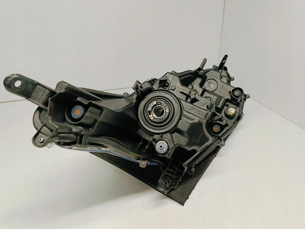 TOYOTA YARIS IV 4 P21 19- LAMPA REFLEKTOR LEWY PRZÓD SOCZEWKA KOITO K0-6 EU