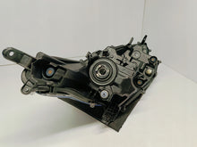 Laden Sie das Bild in den Galerie-Viewer, TOYOTA YARIS IV 4 P21 19- LAMPA REFLEKTOR LEWY PRZÓD SOCZEWKA KOITO K0-6 EU