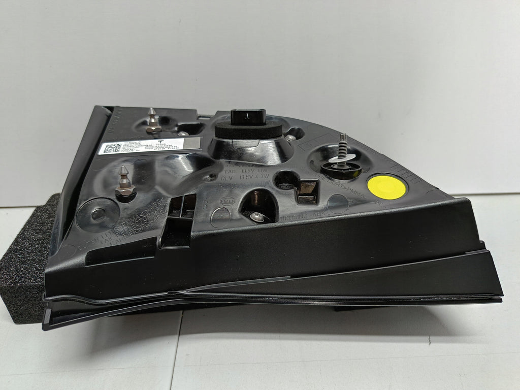 TESLA 3 LIFT Y 20- LAMPA KLAPY BAGAŻNIKA PRAWY TYŁ LED NOWA OE 1502089-00-B