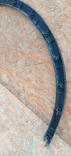 Załaduj zdjęcie do przeglądarki galerii, TESLA MODEL Y 22- LISTWA BŁOTNIKA LEWY LEWA TYŁ TYLNA 1658697-00-A