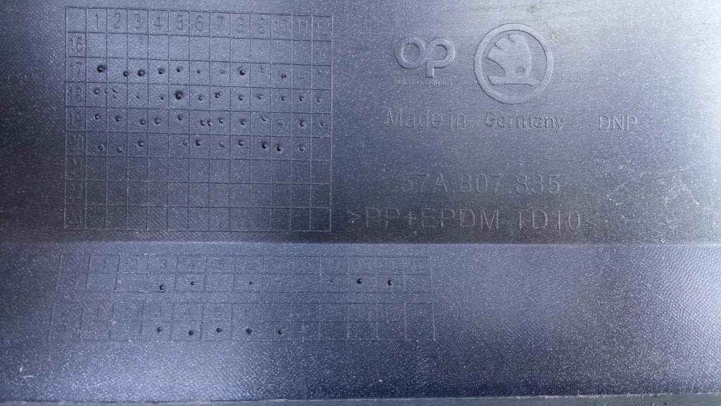 SKODA KAROQ 17- ZDERZAK TYŁ TYLNY DOKŁADKA SPOILER 6XPDC 57A807521