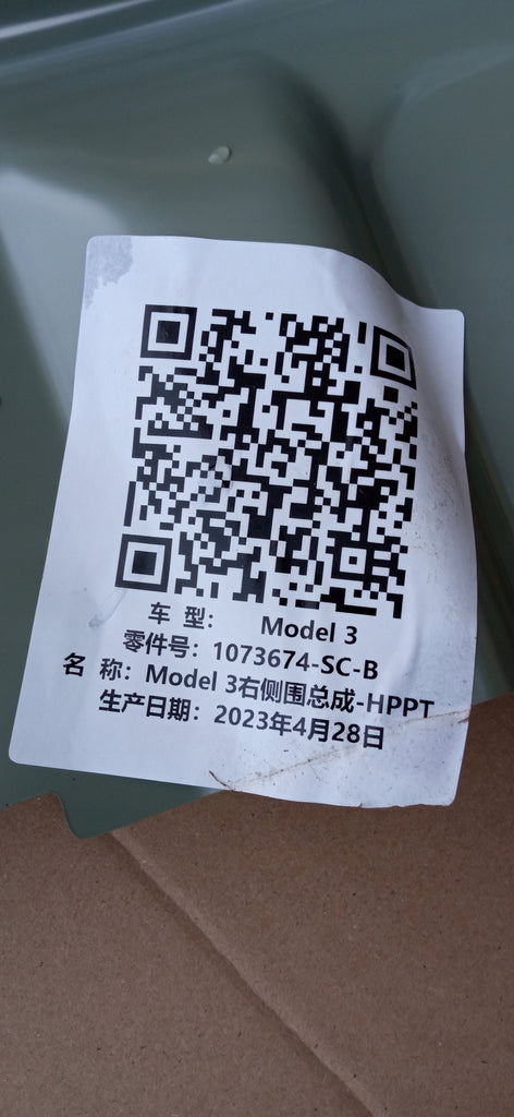 TESLA MODEL 3 III 17- POSZYCIE BOK SŁUPEK PRAWY PRZÓD FARTUCH 1073674-SC-B