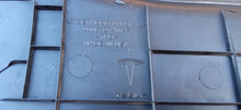 Załaduj zdjęcie do przeglądarki galerii, TESLA MODEL S 12- OSŁONA MASKOWNICA WANNY BAGAŻNIKA LEWA 1006327-00-F