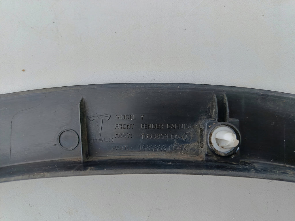 TESLA MODEL Y MY 20- NAKŁADKA LISTWA BŁOTNIKA LEWY PRZÓD 1683863-00-A