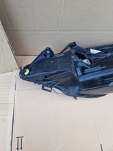 Laden Sie das Bild in den Galerie-Viewer, OPEL MERIVA B LAMPA PRAWA PRZÓD PRZEDNIA 13305776