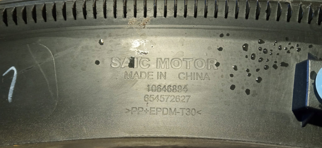 MG ZS 19- NAKŁADKA LISTWA BŁOTNIKA PRAWY TYŁ PRAWA TYLNA 10646894
