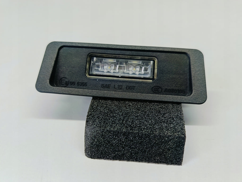 VOLVO V40 II 12- LAMPKA PODŚWIETLENIA TABLICY REJESTRACYJNEJ OE 31352526