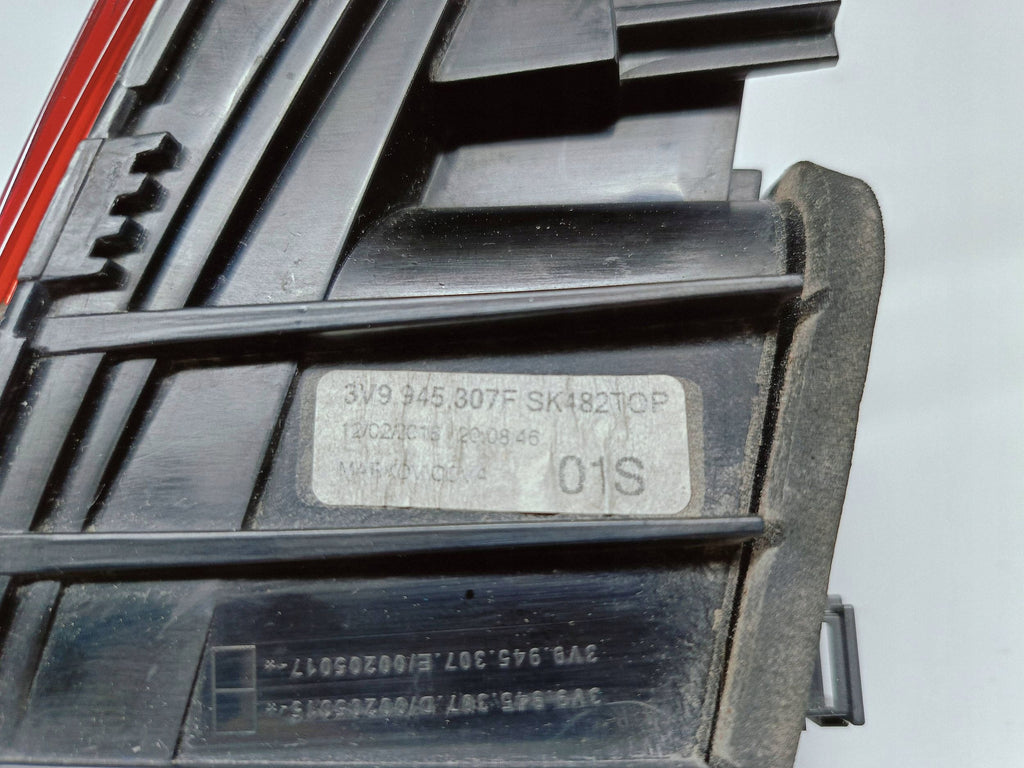 SKODA SUPERB III 3V KOMBI 15- LAMPA KLAPY BAGAŻNIKA LEWY TYŁ LED 3V9945307F