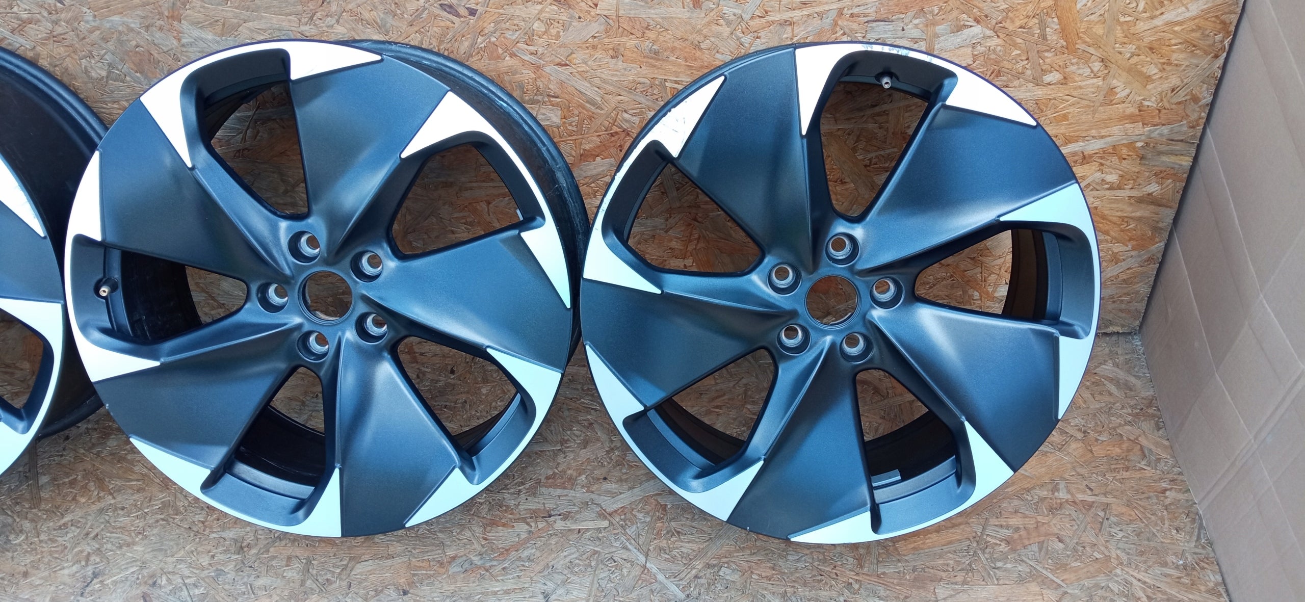 FELGI 19 CALI SEAT CUPRA BORN 21- 7.5JX19 ET50 10E601025J