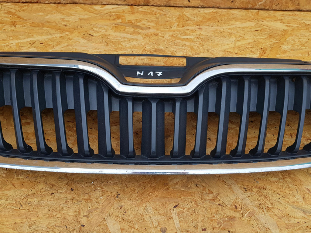 SKODA RAPID 12- KÜHLERGRILL GITTER STOSSSTANGE VORNE 5JA853668