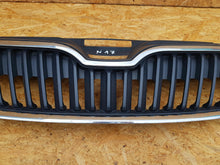 Laden Sie das Bild in den Galerie-Viewer, SKODA RAPID 12- KÜHLERGRILL GITTER STOSSSTANGE VORNE 5JA853668
