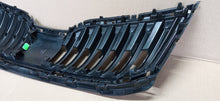 Laden Sie das Bild in den Galerie-Viewer, SKODA OCTAVIA III LIFT 16- KÜHLERGRILL STOßSTANGENGITTER VORNE 5E0853653C