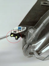 Laden Sie das Bild in den Galerie-Viewer, TOYOTA YARIS IV 4 19- SCHEINWERFER LINKS VORNE LINSE KOITO K0-6 EU