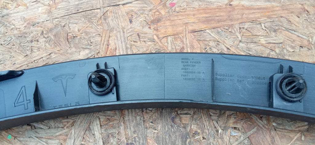 TESLA MODEL Y 22- LISTWA BŁOTNIKA PRAWY TYŁ PRAWA TYLNA 1658698-00-A