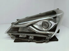 Laden Sie das Bild in den Galerie-Viewer, Toyota Yaris III FACELIFT 17- SCHEINWERFER LINKS LINSE + LED EU 0D-197