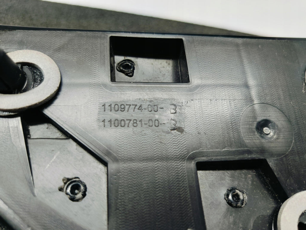 TESLA MODEL 3 M3 - ODBLASK REFLEKS LAMPY BŁOTNIKA PRAWY TYŁ 1109774-00-B