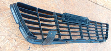 Laden Sie das Bild in den Galerie-Viewer, TOYOTA HILUX 15- MITTELGITTER STOßSTANGENGRILLE VORNE 53112-0K130