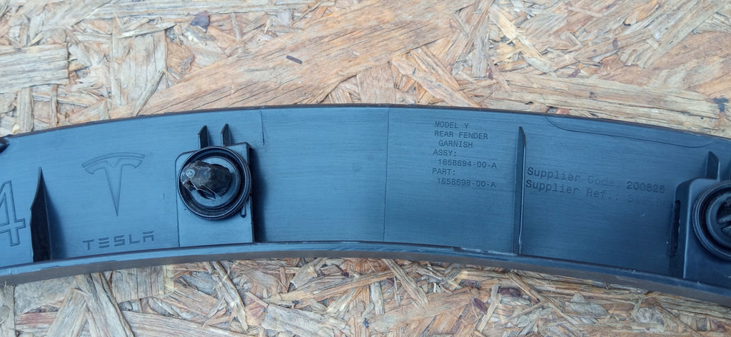 TESLA MODEL Y 22- KOTFLÜGELLEISTE HINTEN RECHTS 1658698-00-A