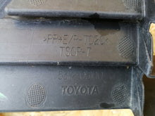 Załaduj zdjęcie do przeglądarki galerii, TOYOTA AVENSIS T27 FL 15- KRATKA ŚRODKOWA ATRAPA ZDERZAKA PRZÓD 53112-05100