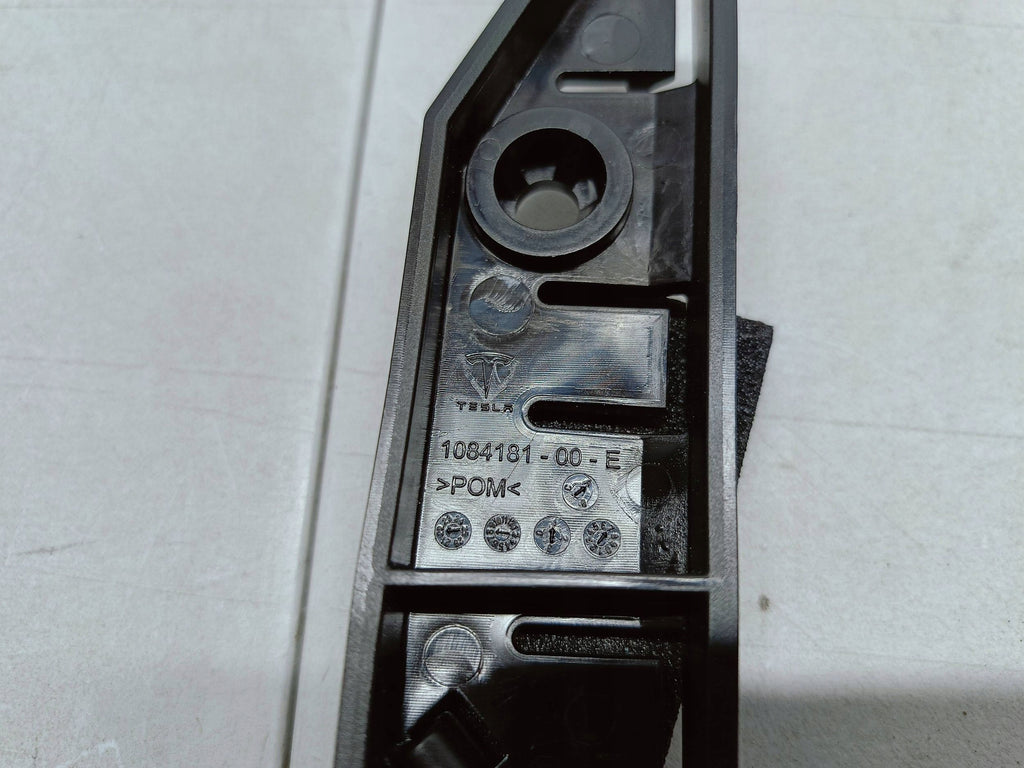 Tesla Model 3 M3 III 17- ŚLIZG MOCOWANIE ZDERZAKA LEWY PRZÓD 1084181-00-E