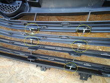 Laden Sie das Bild in den Galerie-Viewer, OPEL VIVARO B 14- ATRAPA KRATKA GRILL ZDERZAKA PRZEDNIEGO CHROM 623105615R