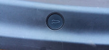 Laden Sie das Bild in den Galerie-Viewer, TESLA MODEL Y 20- HECKKLAPPENVERKLEIDUNG HINTEN LAUTSPRECHER 1536684-00-C