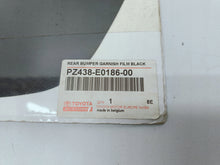 Załaduj zdjęcie do przeglądarki galerii, TOYOTA AURIS I NAKLEJKA OKLEINA FOLIA OCHRONNA ZDERZAKA TYŁ PZ438-E0186-00