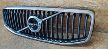 Laden Sie das Bild in den Galerie-Viewer, VOLVO XC60 II 17- ATRAPA GRILL KRATKA ZDERZAKA PRZÓD KAMERA 31457465