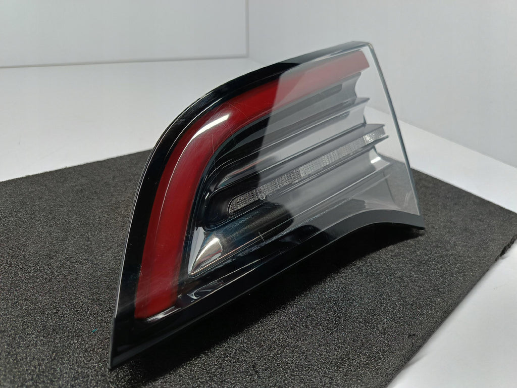 TESLA 3 III LIFT Y MY 20- LAMPA KLAPY BAGAŻNIKA PRAWY TYŁ LED 1502089-00-B
