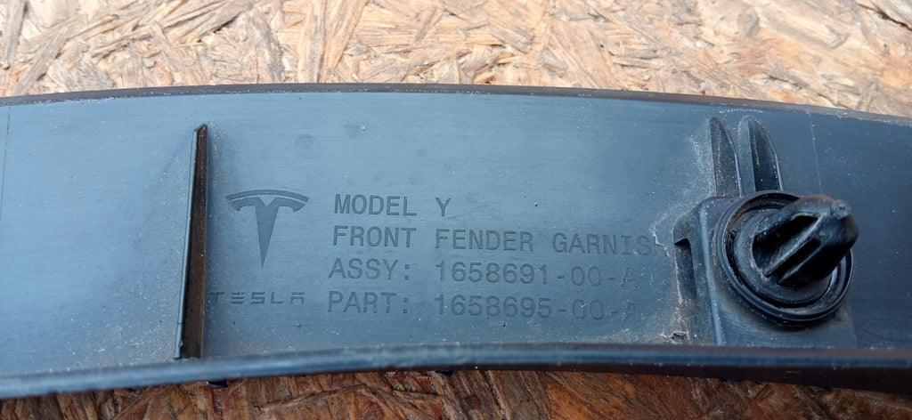 TESLA MODEL Y 20- NAKŁADKA LISTWA BŁOTNIKA LEWY PRZÓD 1658695-00-A
