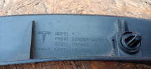 Załaduj zdjęcie do przeglądarki galerii, TESLA MODEL Y 20- NAKŁADKA LISTWA BŁOTNIKA LEWY PRZÓD 1658695-00-A