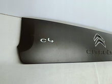 Laden Sie das Bild in den Galerie-Viewer, Citroen C4 Cactus 14- BLENDA NAKŁADKA OSŁONA KLAPY BAGAŻNIKA TYŁ 9801855280