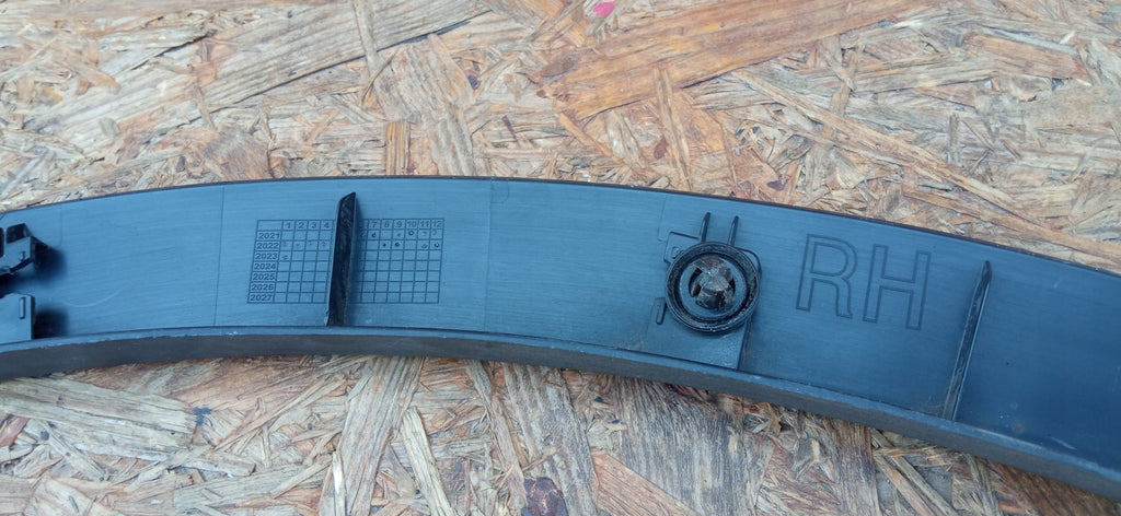 TESLA MODEL Y 22- LISTWA BŁOTNIKA PRAWY TYŁ PRAWA TYLNA 1658698-00-A