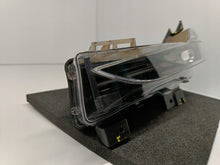 Laden Sie das Bild in den Galerie-Viewer, TESLA MODEL Y MJ 20 – HALOGEN DRL LINKS NEBELSCHEINWERFER LED 1507932-00-C