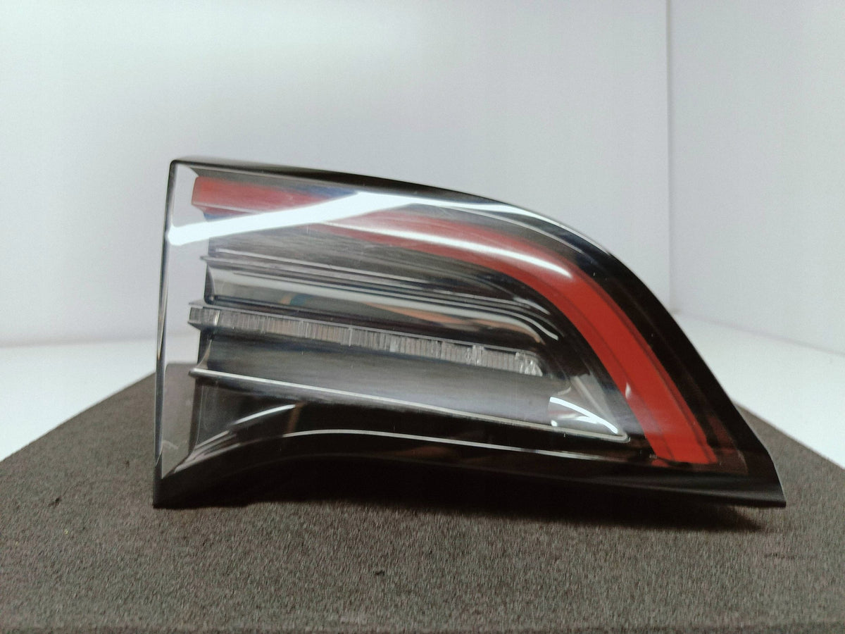 Tesla Model 3 Lift Y 20- Heckklappenleuchte Links LED Original (oe) 1502088-00-B — Foto 3 von 11