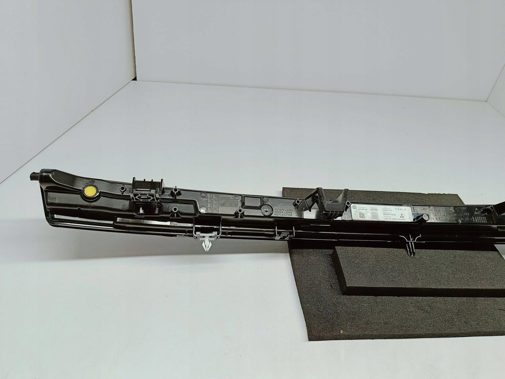 Tesla Model Y Juniper 25- LED-Leuchtenleiste Stoßfänger vorn 2038294-00-E