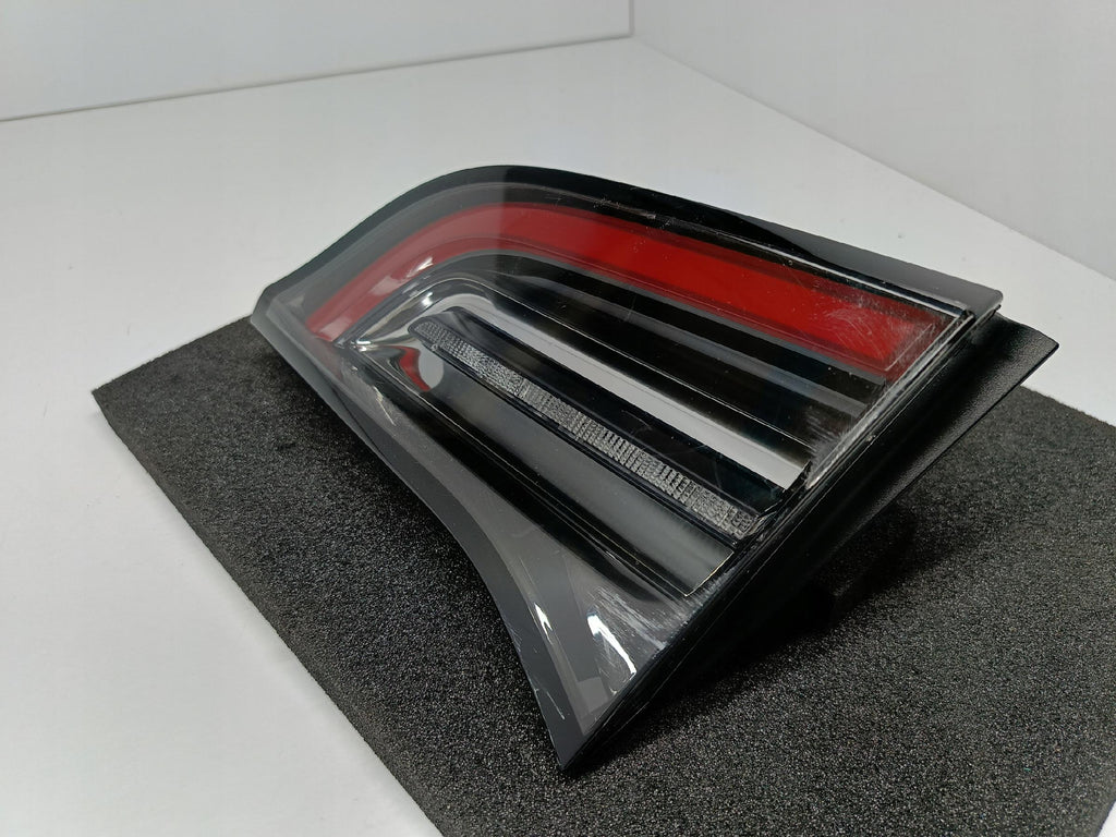 TESLA 3 III LIFT Y MY 20- HECKKLAPPENLEUCHTE RECHTS HINTEN LED 1502089-00-B