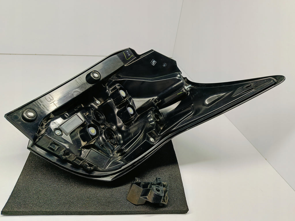 TOYOTA YARIS IV P21 20- LAMPA LEWY TYŁ LEWA TYLNA LED KOITO K0-12