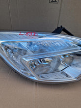 Laden Sie das Bild in den Galerie-Viewer, OPEL MERIVA B LAMPA PRAWA PRZÓD PRZEDNIA 13305776