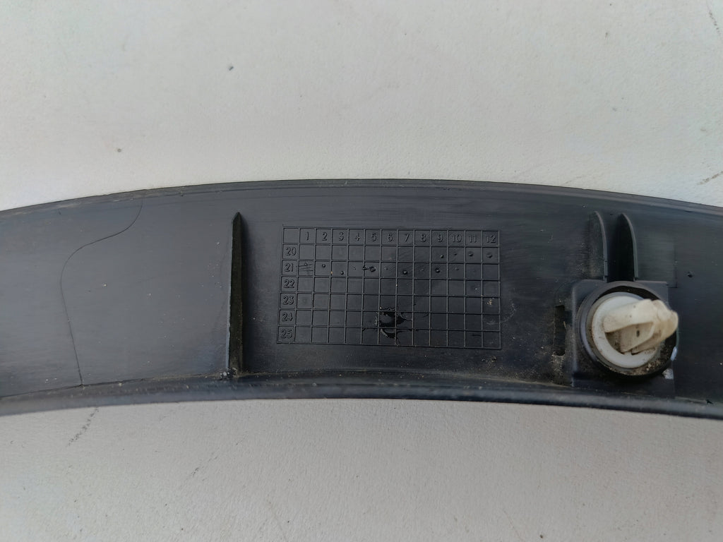 TESLA MODEL Y MY 20- NAKŁADKA LISTWA BŁOTNIKA LEWY PRZÓD 1683863-00-A